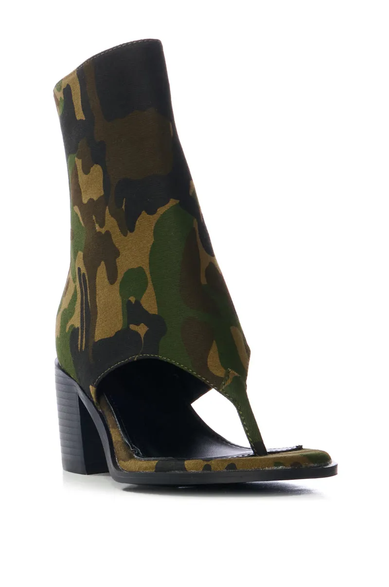 AZALEA WANG GRAYSON CHUNKY HEEL THONG SANDAL IN CAMO