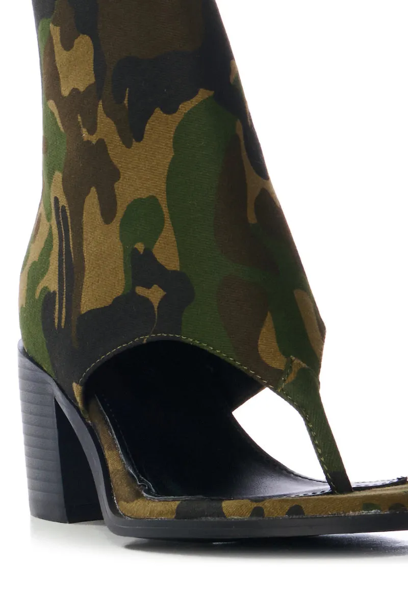 AZALEA WANG GRAYSON CHUNKY HEEL THONG SANDAL IN CAMO