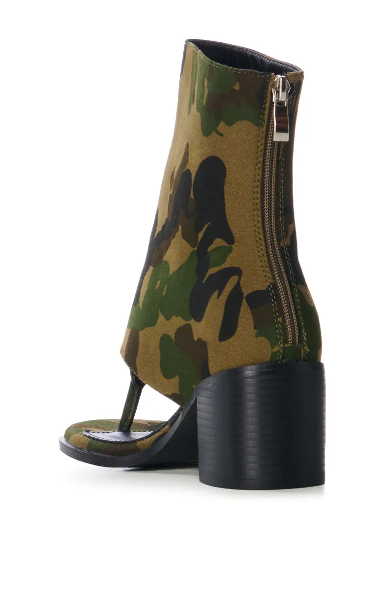 AZALEA WANG GRAYSON CHUNKY HEEL THONG SANDAL IN CAMO