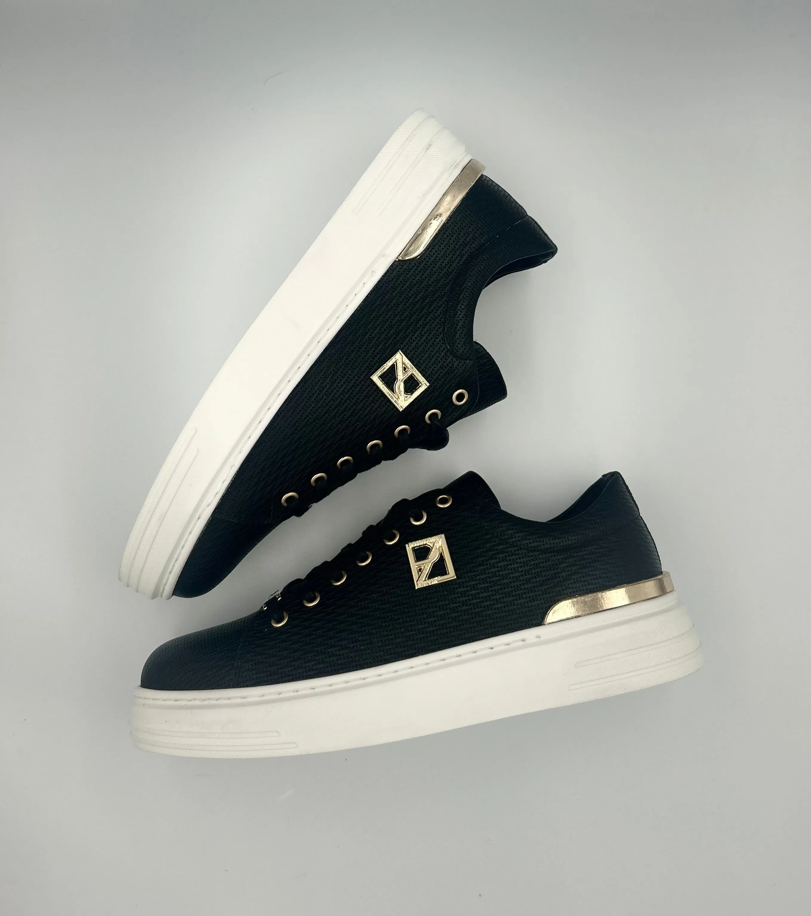 “MANHATTAN” LOW-TOP SNEAKERS IN BLACK LEATHER WITH GOLD ACCESSORIES